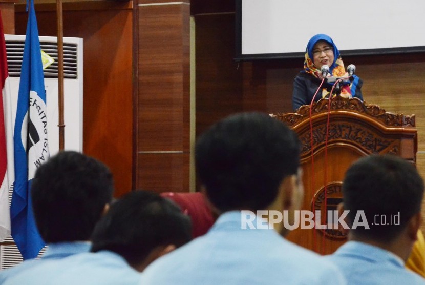 Pembicara utama Guru Besar Fakultas Ilmu Komunikasi, Prof Atie Rachmiatie menyampaikan paparannya pada acara Seminar Penelitian Nasional Sivitas Akademika Universitas Islam Bandung.
