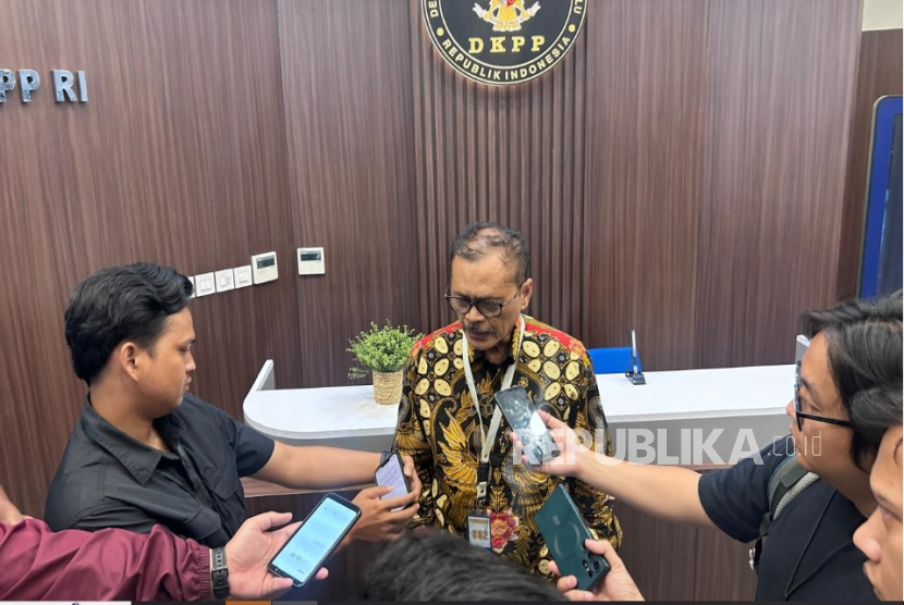 Pembicaraan mengenai perkara pemilu yang dilaporkan ke DKPP