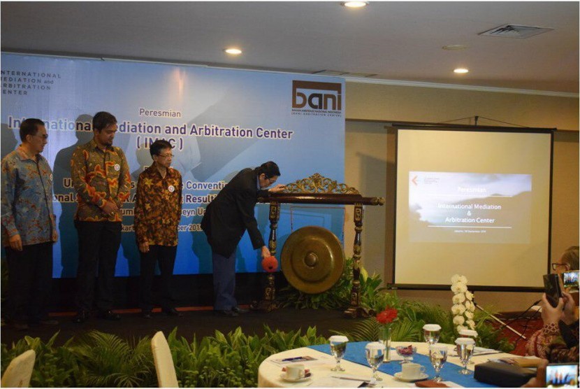 Pembina International Mediation and Arbitration Center (IMAC) M. Husseyn Umar  memukul gong saat peresmian IMAC di Balai Kartini, Jumat (20/9).