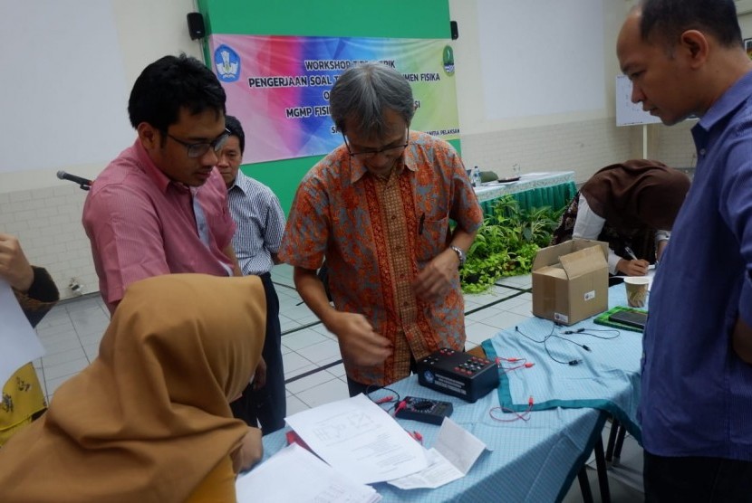 Pembina Olimpiade Sains Nasional (OSN) bidang Fisika tingkat nasional, Dr Syamsu Rosid sedang menjelaskan bagaimana mengukur komponen elektronik di dalam rangkaian elektronik yang disimpan di dalam black box di Bekasi Jawa Barat.