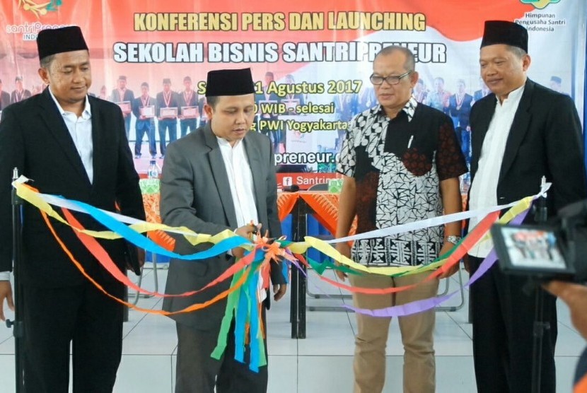 Pembina Santripreneur Indonesia  KH  Ahmad Sugeng Utomo (Gus Ut) memotong pita tanda diluncurkannya Sekolah Bisnis Santripreneur.