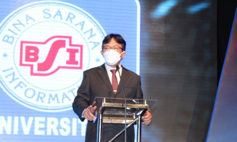 Pembina Yayasan Bina Sarana Informatika, Herman P. Harsoyo ketika memberikan sambutan pada wisuda ke-54 BSI  di Gedung BSI Convex, Rabu (24/11).