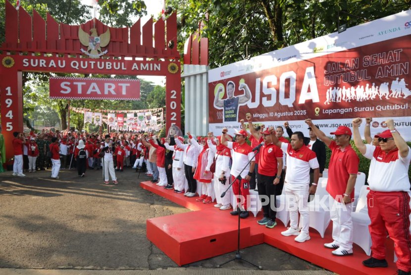 Pembina Yayasan SQA Ibunda Dra Hj Erlina Kadirun Yahya (busana bergaris merah) siap memberangkatkan peserta.