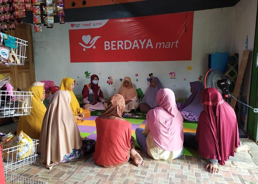 Pembinaan rutin untuk anggota BUMMas Baraya Sejahtera kembali dilaksanakan pada Ahad (29/08) dan bertempat di Berdaya Mart Desa Kubangsari, Kecamatan Ketanggungan, Brebes.