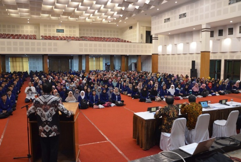 Pembinaan soft skills yang digelar Universitas Negeri Yogyakarta (UNY) di Auditorium UNY.  Kali ini, pembinaan diberikan kepada mahasiswa-mahasiswa baru dari jalur SNMPTN.