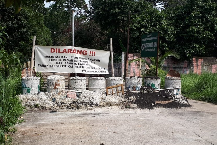 Pemblokiran jalan di Kecamatan Limo, Kota Depok, yang dilakukan oleh seorang warga.