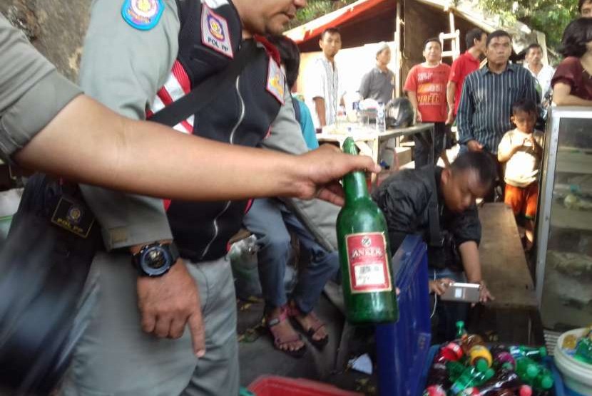 Pembokaran warung minuman keras (Miras). Polresta Bogor menyita puluhan botol miras dari razia sekitar alun-alun dan Jambu Dua