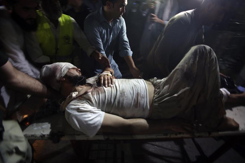 Pemboman di Pakistan menewaskan sedikitnya 44 orang dan melukai hampir 200 orang.