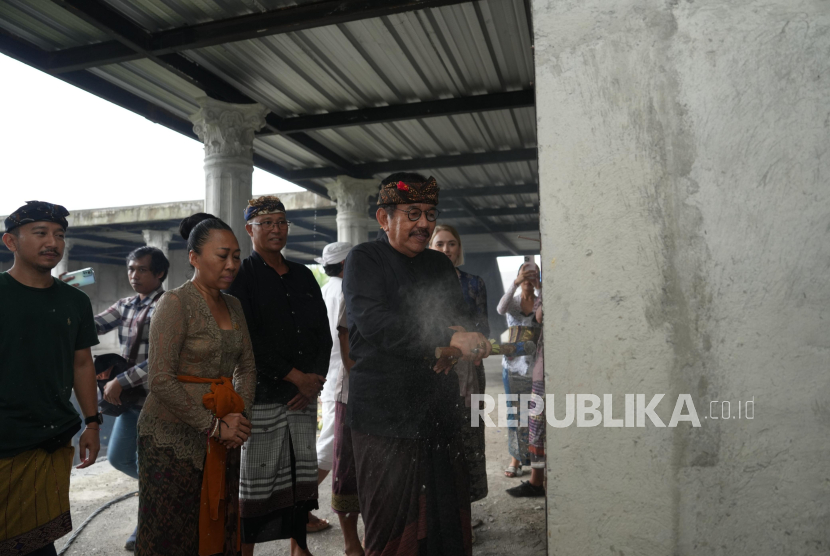 Pembongkaran bangunan PARQ Ubud yang beridiri di zona hijau Bali, Rabu (25/6/2025),