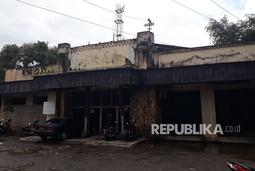 Pembongkaran bekas bangunan Bioskop Indra yang berlokasi di Kawasan Malioboro atau tepat di seberang Pasar Beringharjo, Rabu (28/3) pagi.