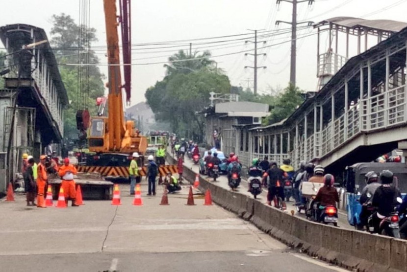 Pembongkaran JPO Jembatan Gantung oleh Suku Dinas Bina Marga Jakarta Barat, Ahad (28/10). 