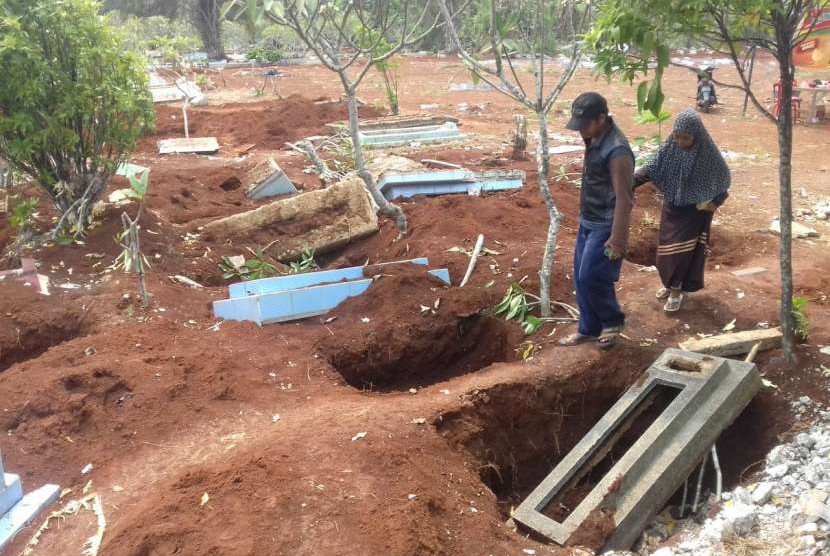 Pembongkaran makam TPU Grogol, Limo, Depok masih dilakukan akibat pembangunan tol Destari, Selasa (25/9). 