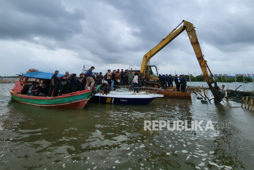 Pembongkaran pagar laut menggunakan alat berat