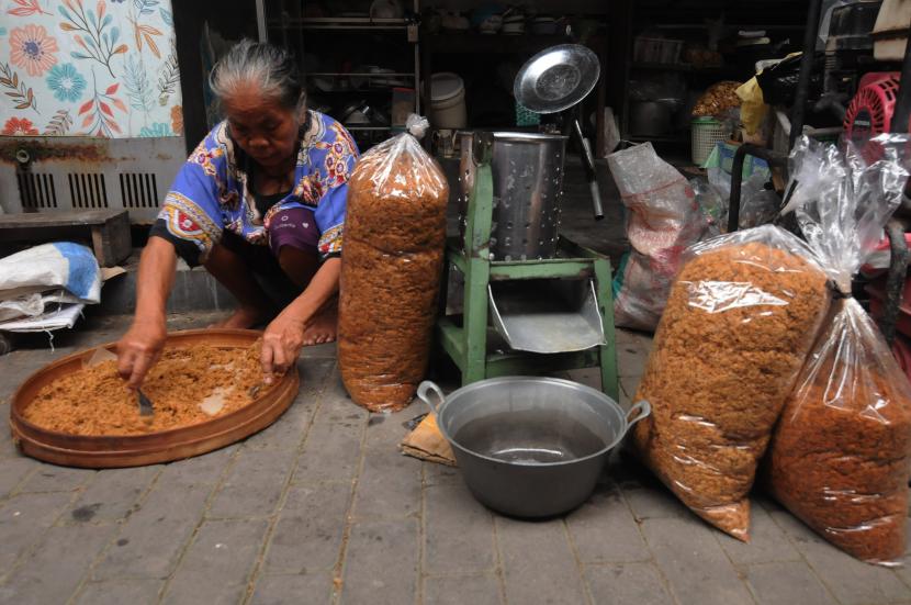 Pembuat abon meniriskan minyak dari abon daging sapi yang telah jadi di Planggu, Trucuk, Klaten, Jawa Tengah, Senin (11/7/2022). Sejumlah pembuat abon memanfaatkan momen Idul Adha dengan menerima jasa pembuatan abon daging sapi dengan biaya Rp50 ribu per kilogram. 