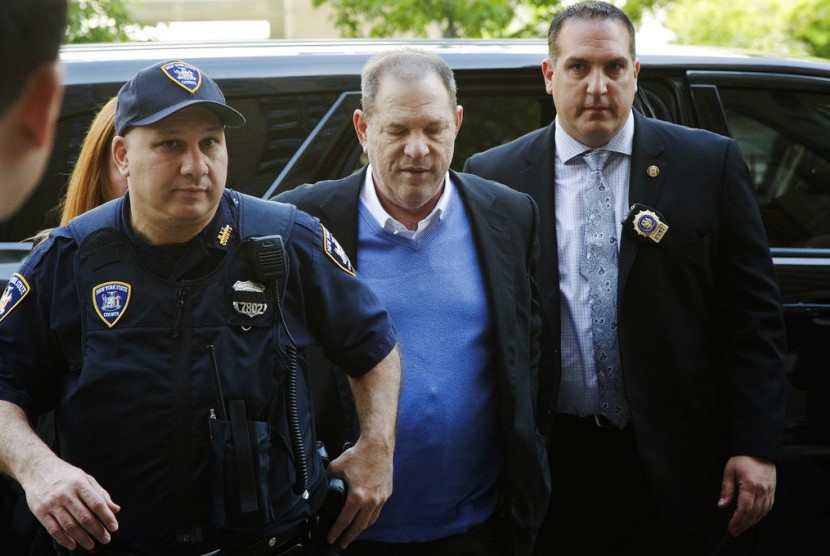 Harvey Weinstein (tengah) dibawa ke pengadilan usai menyerahkan diri di New York pada 25 Mei 2018.