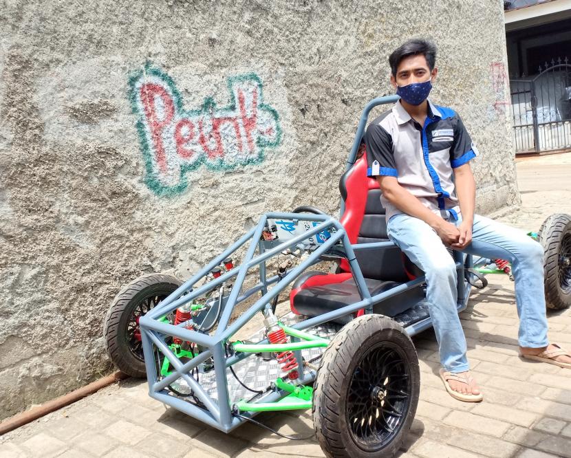Pembuat mobil Formula One asal Kota Bekasi, Ady Siswanto (27 tahun). 