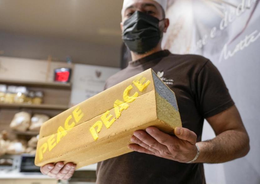 Pembuat roti Matteo Cunsolo membuat dan menjual roti perdamaian dalam warna biru dan kuning terinspirasi bendera Ukraina. 