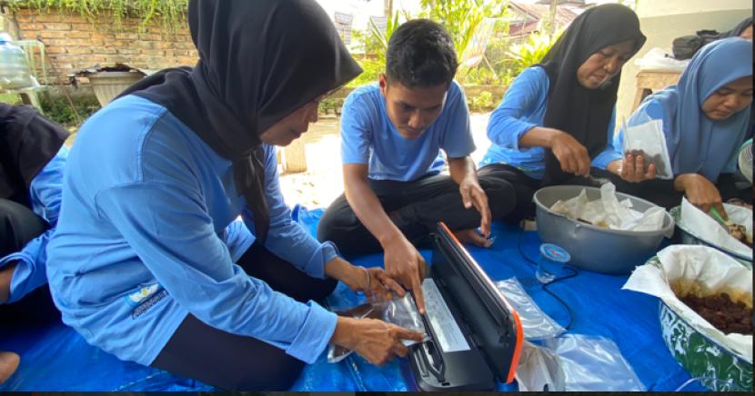 Pembuatan daun ubi kayu menjadi dendeng.