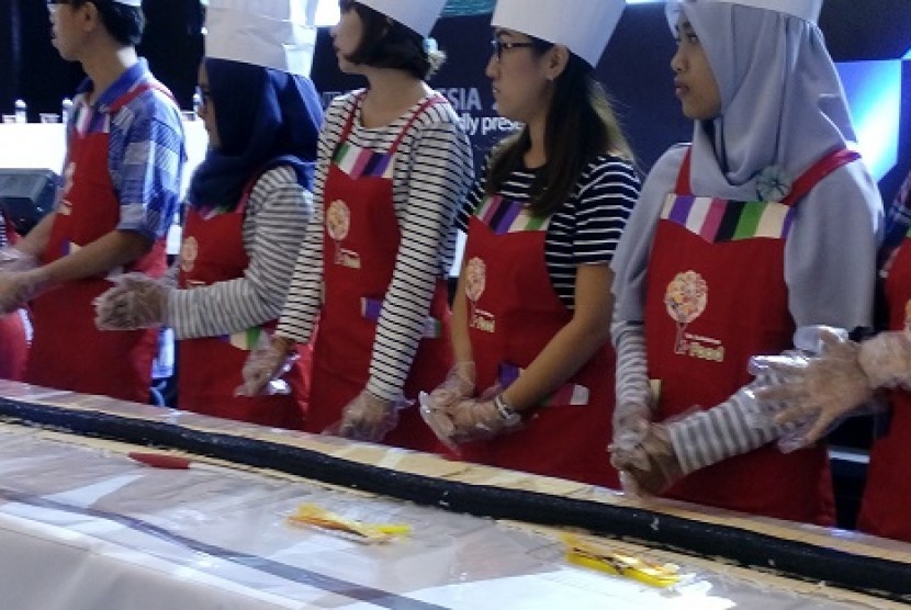 Pembuatan Kimbab, salah satu yang meramaikan Festival Budaya Korea, di ICE BSD Serpong, Tangerang Selatan.