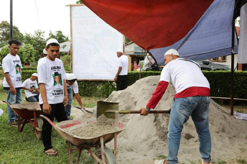 Pembuatan lapangan bulutangkis di Desa Silau Rakyat, Kecamatan Sei Rampah, Kabupaten Serdang Bedagai, Sumatra Utara. 