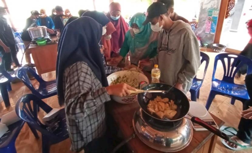 Pembuatan pangan fungsional pangsit ayam kelor oleh remaja.