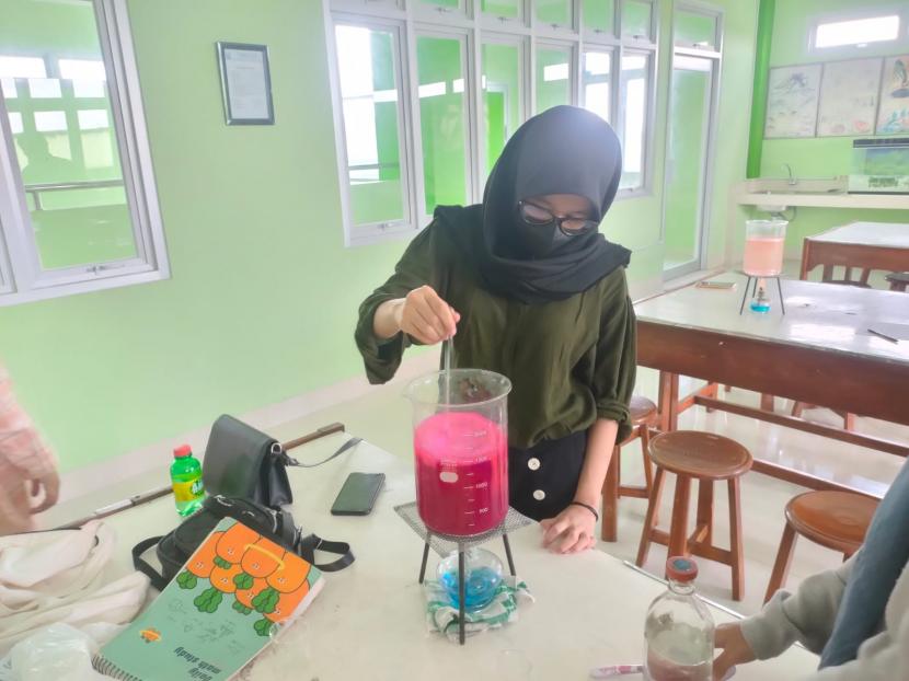  Pembuatan polybag ramah lingkungan dari kulit nangka dan pelepah pisang oleh pelajar SMA Muhammadiyah 3 Yogyakarta.