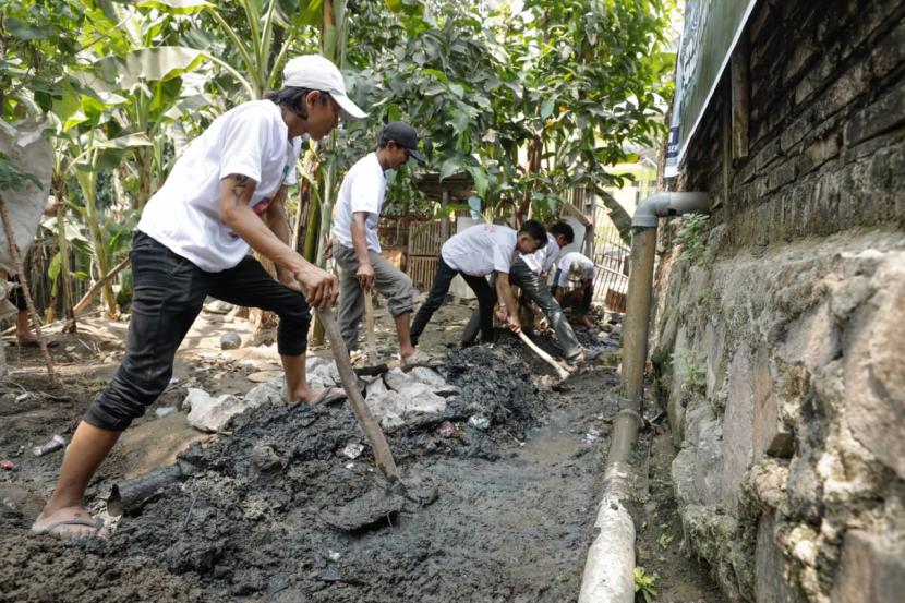 Pembuatan saluran drainase bagi warga di Kelurahan Bendungan, Kecamatan Cilegon, Kota Cilegon, Provinsi Banten. Pembuatan drainase itu berkolaborasi dengan Ponpes Al Quran Asshohaabah, Cilegon. 