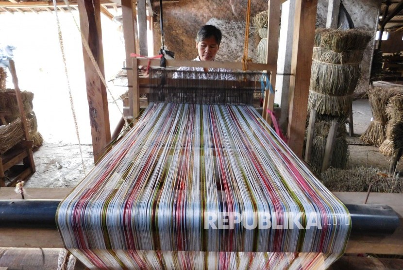 Pembuatan tikar mendong di pabrik tikar mendong, di Jl Lawang Condong, Kota Tasikmalaya. Produksi tikar ini pun menjadi alas untuk istirahat bagi jamaah haji jabar pada musim haji lalu.(Fuji E Permana)         
