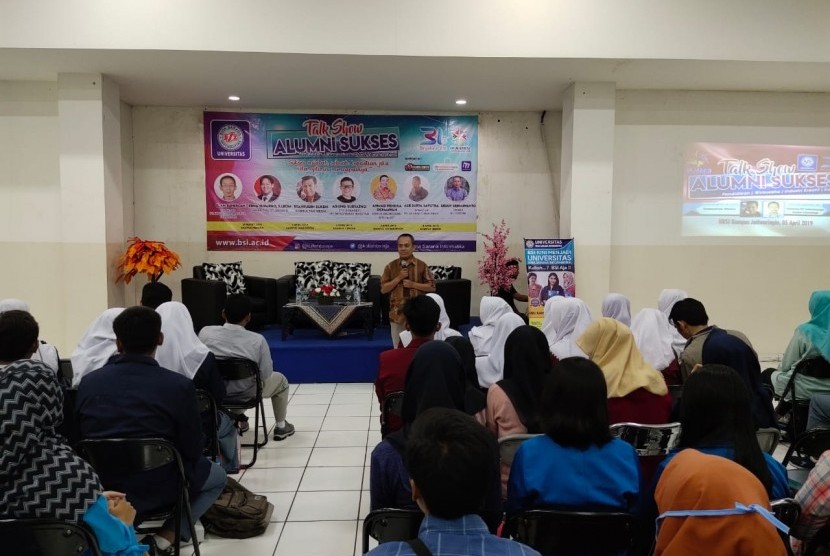 Pembukaan acara talk show alumni sukses di UBSI Kampus Jatiwaringin oleh ketua IKA-UBSI.