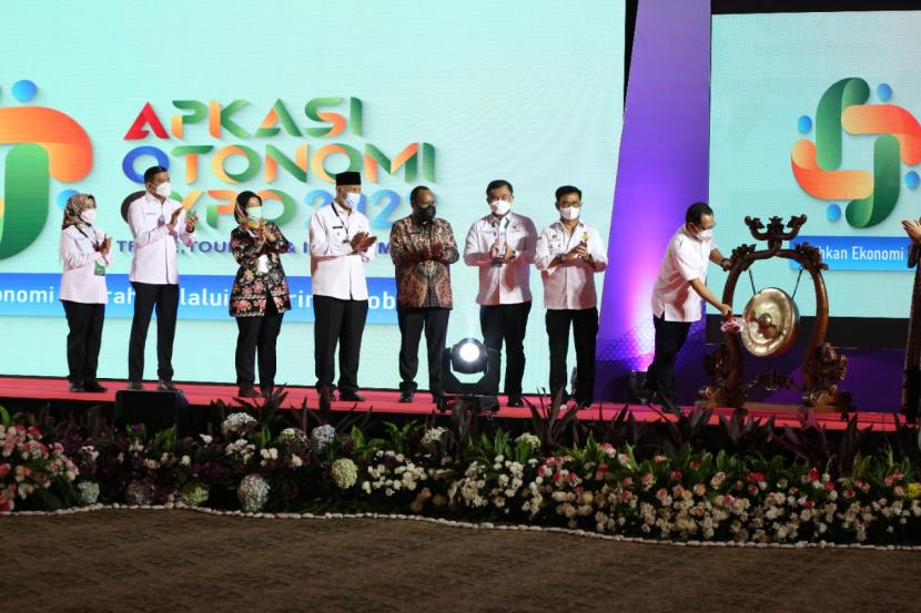 Pembukaan Apkasi Otonomi Expo (AOE) 2022 di Cendrawasih Balai Sidang Jakarta Convention Center, Senayan-Jakarta, Rabu (20/7/2022). 