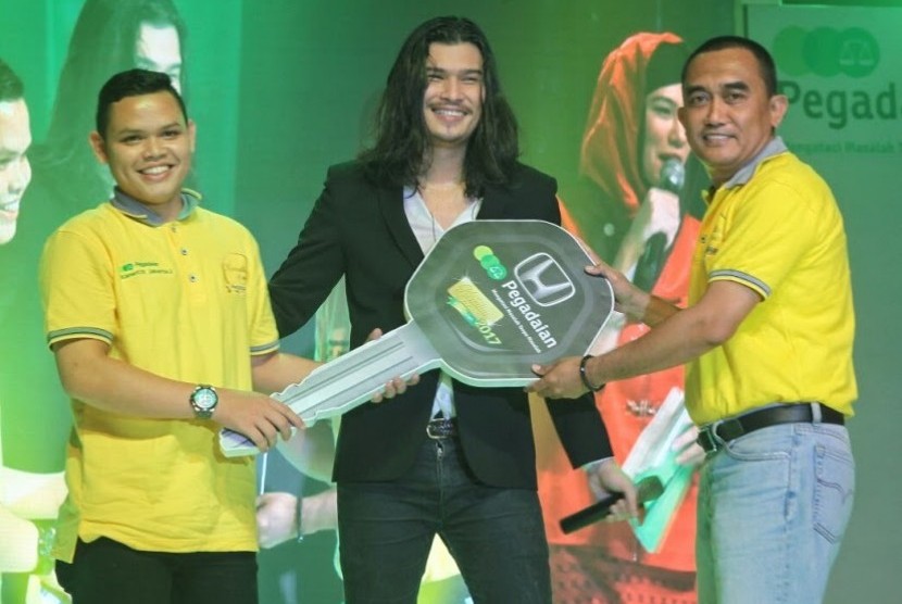 Pembukaan Bazaar Pegadaian dimeriahkan oleh Virzha.