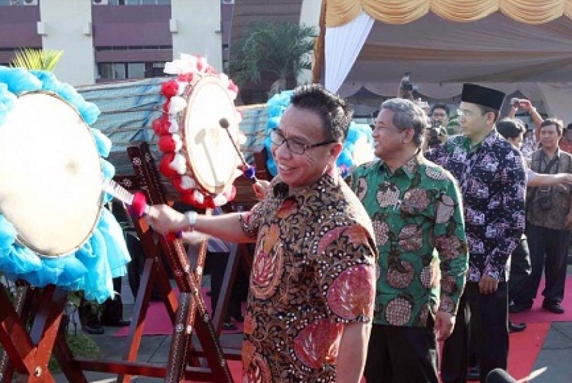 Pembukaan Festival dan Lomba Seni Siswa Nasional (FLS2N) 2012 yang berlangsung di Lombok, Nusa Tenggara Barat