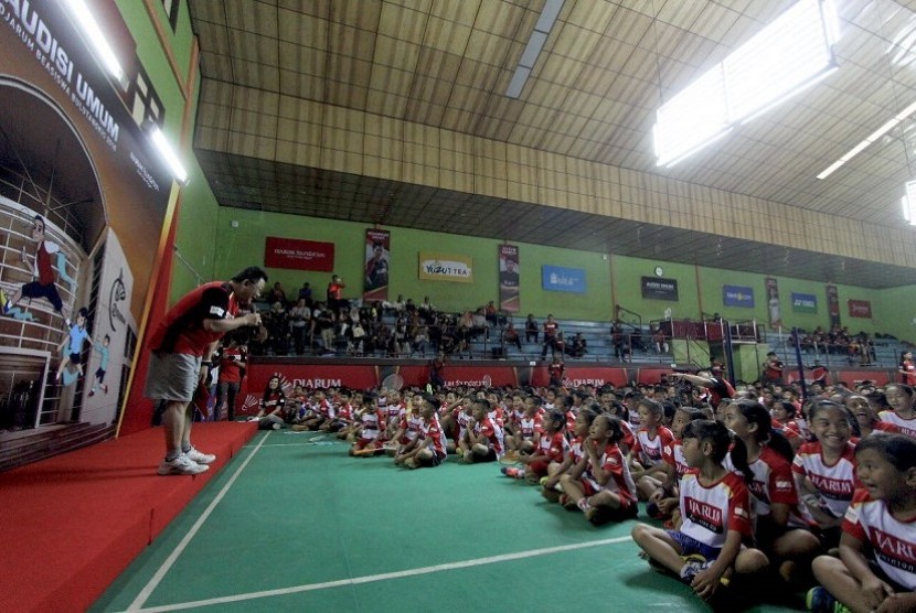 Pembukaan hari pertama audisi umum Djarum Beasiswa Badminton di Gor Hevindo Balikpapan, Kalimantan Timur, Sabtu (14/4), diikuti 238 peserta yang mengikuti tahap screening di hari pertama ini.