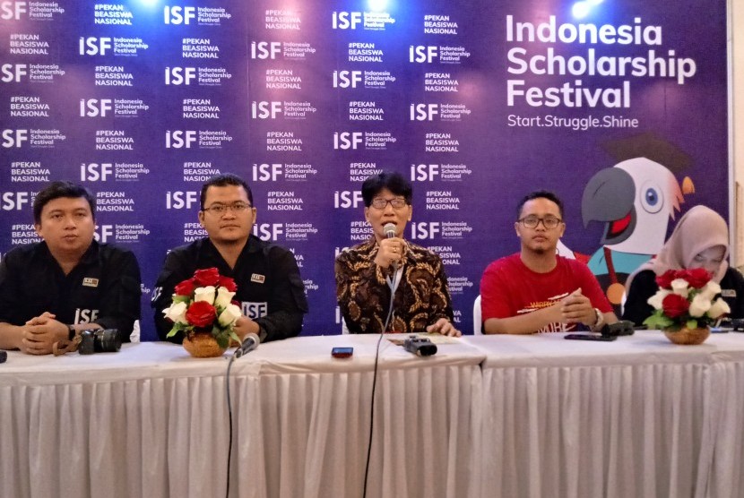 Pembukaan International Scholarship Festival (ISF) 2019 oleh Rektor Universitas Muhammadiyah Yogyakarta (UMY), Gunawan Budiyanto, di Sportorium UMY, Bantul, DIY.