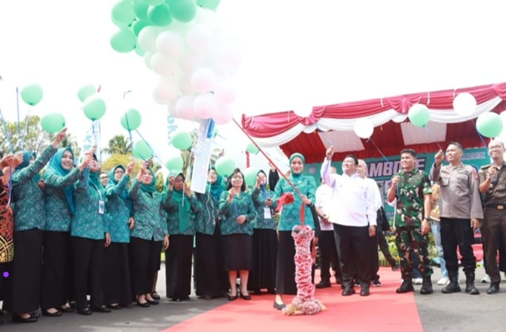 Pembukaan Jambore Kader PKK ditandai dengan pengguntingan tali balon oleh Ketua TP-PKK Prov. Kalteng Ivo Sugianto Sabran dan penerbangan balon oleh Wakil Gubernur Kalteng H. Edy Pratowo bersama seluruh stakeholders terkait.