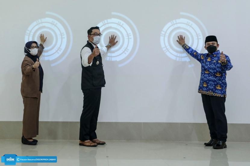 Pembukaan kegiatan PPDB ditandai dengan penyerahan akun kepada sekolah secara simbolis oleh Gubernur Jawa Barat Ridwan Kamil di SMK Negeri 2 Kota Bandung, Selasa (17/5/2022). 