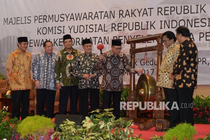 Ketua MPR RI, Zulkifli Hasan (ketiga kanan), memukul gong saat membuka Konferensi Nasional Etika Kehidupan Berbangsa di Komplek Parlemen, Jakarta, Rabu (31/5).