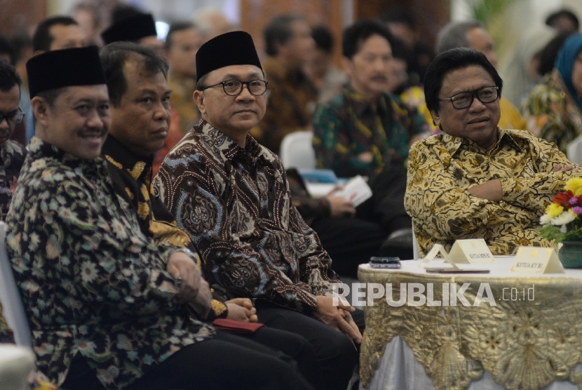 Ketua MPR Zulkifli Hasan (kedua kanan), Ketua DPD Oesman Sapta Odang (kanan), Ketua Mahkamah Konstitusi Arief Hidayat (kedua kiri), Ketua Komisi Yudisial Aidul Fitriciada (kiri) hadir saat pembukaan Konferensi Nasional Etika Kehidupan Berbangsa. 