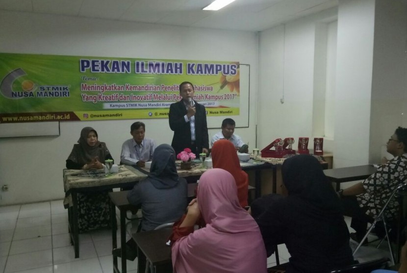 Pembukaan Pekan Ilmiah Kampus 2017 oleh Ketua STMIK Nusa Mandiri Mochamad  Wahyudi.  