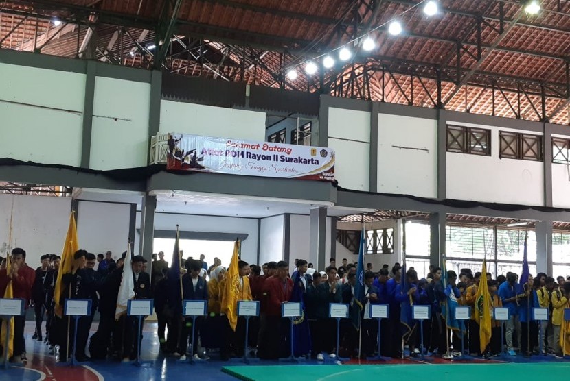 Pembukaan Pekan Olahraga Mahasiswa (POM) Rayon II 2019 di GOR Universitas Muhammadiyah Surakarta (UMS), Pabelan, Kartasura, Kabupaten Sukoharjo, Jawa Tengah, Senin (22/4). POM Rayon II 2019 diikuti 80 perguruan tinggi se-Solo Raya.