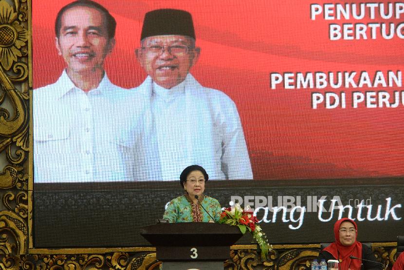  Pembukaan Pembekalan Caleg. Ketua Umum PDI Perjuangan Megawati Soekarnoputri menyampaikan paparan pada Pembukaan Pembekalan Caleg DPR RI Gelombang 3 di DPP PDI Perjuangan, Jakarta, Kamis (15/11). 