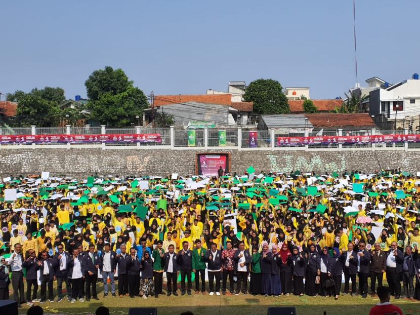 Pembukaan Pengenalan Kehidupan Kampus bagi Mahasiswa Baru Universitas Muhammadiyah Jakarta (PKKMB UMJ) bertajuk Membangun Nalar Kritis Mewujudkan Generasi yang Berkemajuan, resmi dibuka pada Senin (18/9/2023), di Stadion Sepak Bola UMJ, Cireundeu, Tangerang.
