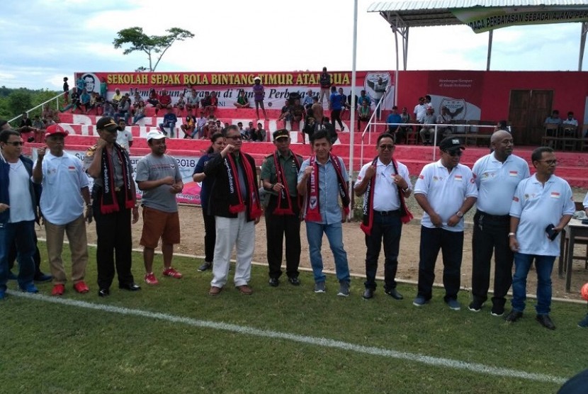 Pembukaan pertandingan sepak bola persahabatan timnas Indonesia U-16, Timnas Timor Leste U-16, dan Bintang Timur Academy di Atambua, NTT, Jumat (15/12).