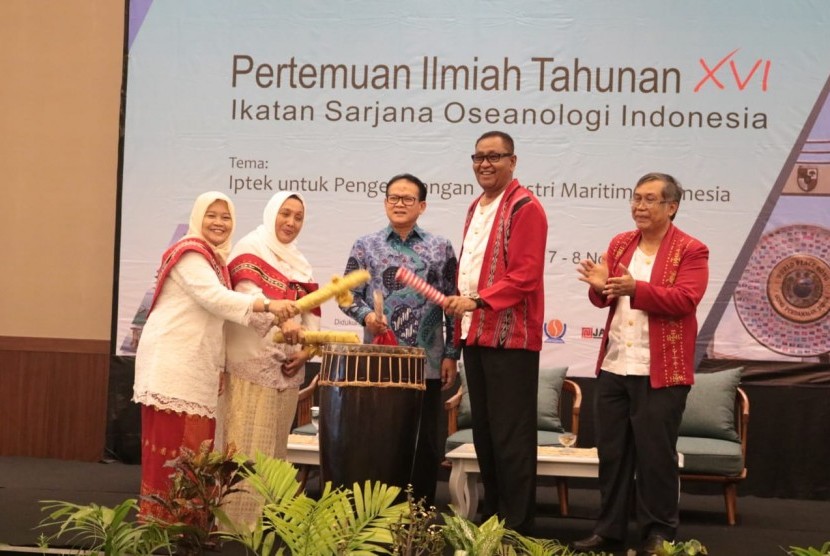 Pembukaan Pertemuan Ilmiah Tahunan  XVI ISOI (Ikatan Sarjana Oseanologi Indonesia).