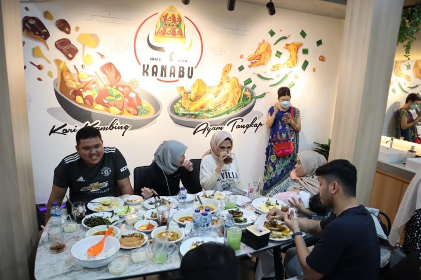 Pembukaan restoran Kanabu, yang menjual makanan khas Aceh di kawasan Benhil, Jakarta Pusat. 