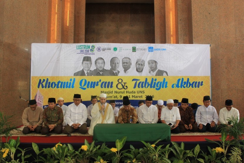 Pembukaan Semaan dan Khataman Al-Qurlan di Masjid Nurul Huda UNS Surakarta, Rabu (9/3).