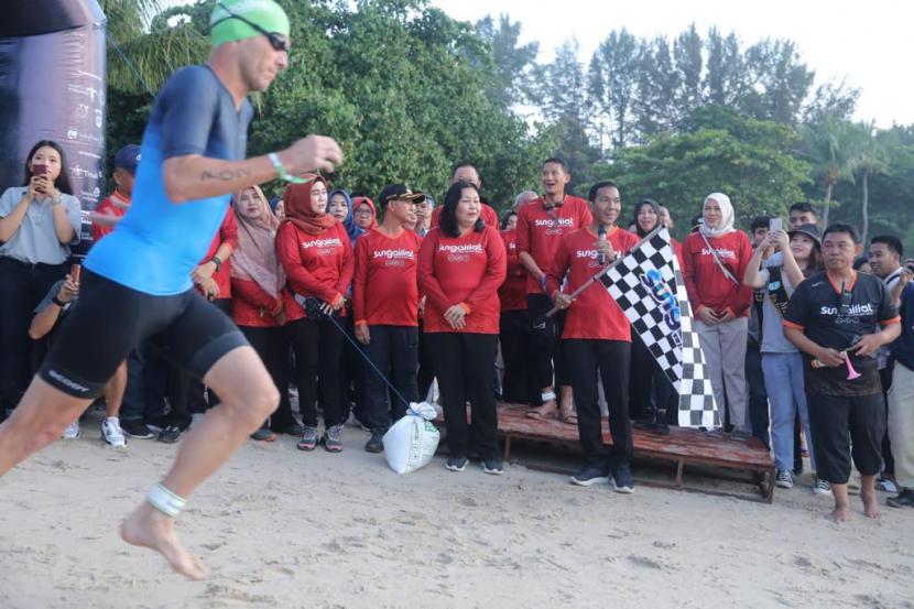 Pembukaan Sungailiat Triathlon (lomba renang, balap sepeda, dan lari) 2023 di kawasan objek wisata Tanjung Pesona Beach and Resort, Sabtu (13/05/2023).