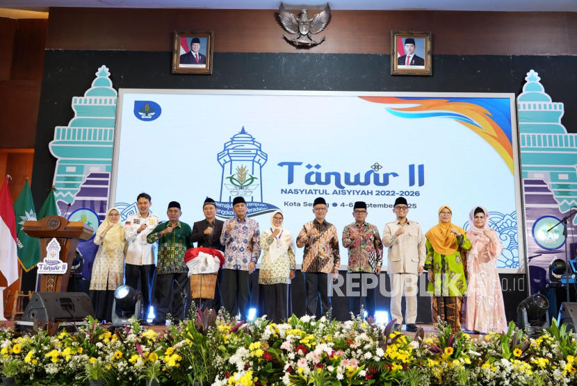 Pembukaan Tanwir II Nasyiatul Aisyiyah di Hotel Horison Ultima Ratu, Kota Serang, Banten, pada Kamis (4/9/2025). Turut hadir dalam kegiatan ini, Ketua Umum PP Muhammadiyah Haedar Nashir, Ketua Umum PP Nasyiatul Aisyiyah Ariati Dina Puspitasari, serta sejumlah tokoh nasional, termasuk Menko Hukum, HAM, Imigrasi, dan Pemasyarakatan Yusril Ihza Mahendra; Gubernur Banten, Andra Soni; dan Wakil Kepala Badan Penyelenggara Haji Dahnil A Simanjuntak.