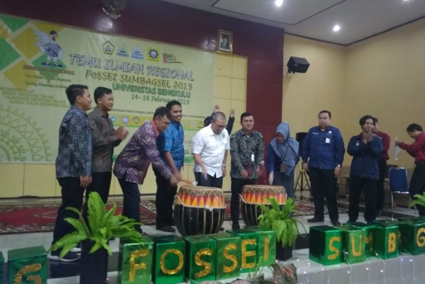 Pembukaan Temu Ilmiah Regional (Temilreg) FoSSEI Sumbagsel di  Universitas Bengkulu, Kamis (14/2).