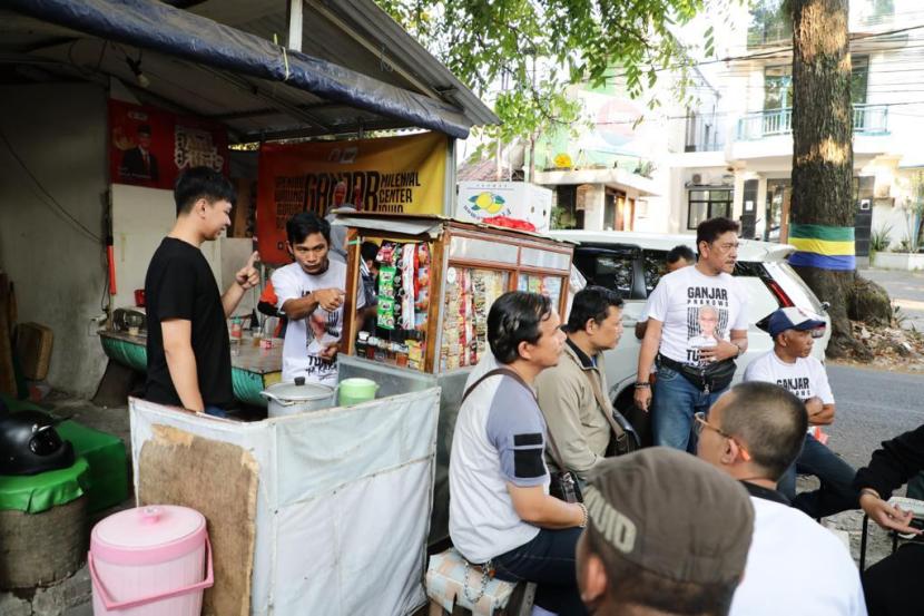 Pembukaan Warung Gotong Royong di Tamansari 19A, Kota Bandung, Jawa Barat, Kamis (19/10/2023).